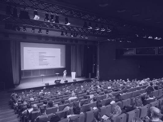 Conférence d'Anastasia Stasenko dans un amphithéâtre de la BNF, présentant une diapositive qui analyse le jeu de données compar:IA